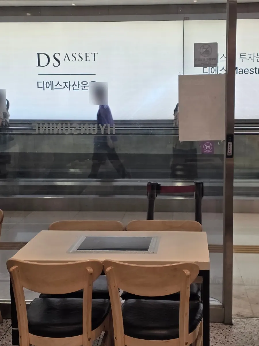 매장 외부에 마련된 테이블 자리