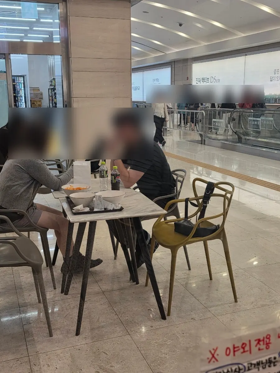 오후 시간대 손님으로 붐비는 매장 모습