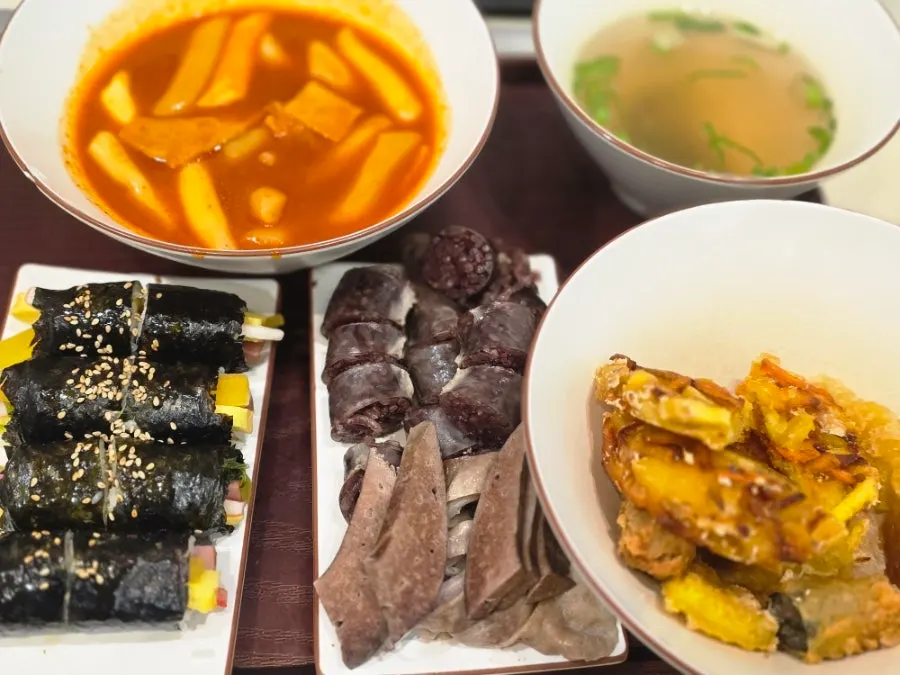 떡볶이 순대 튀김 꼬마김밥으로 구성된 현선이세트 한상