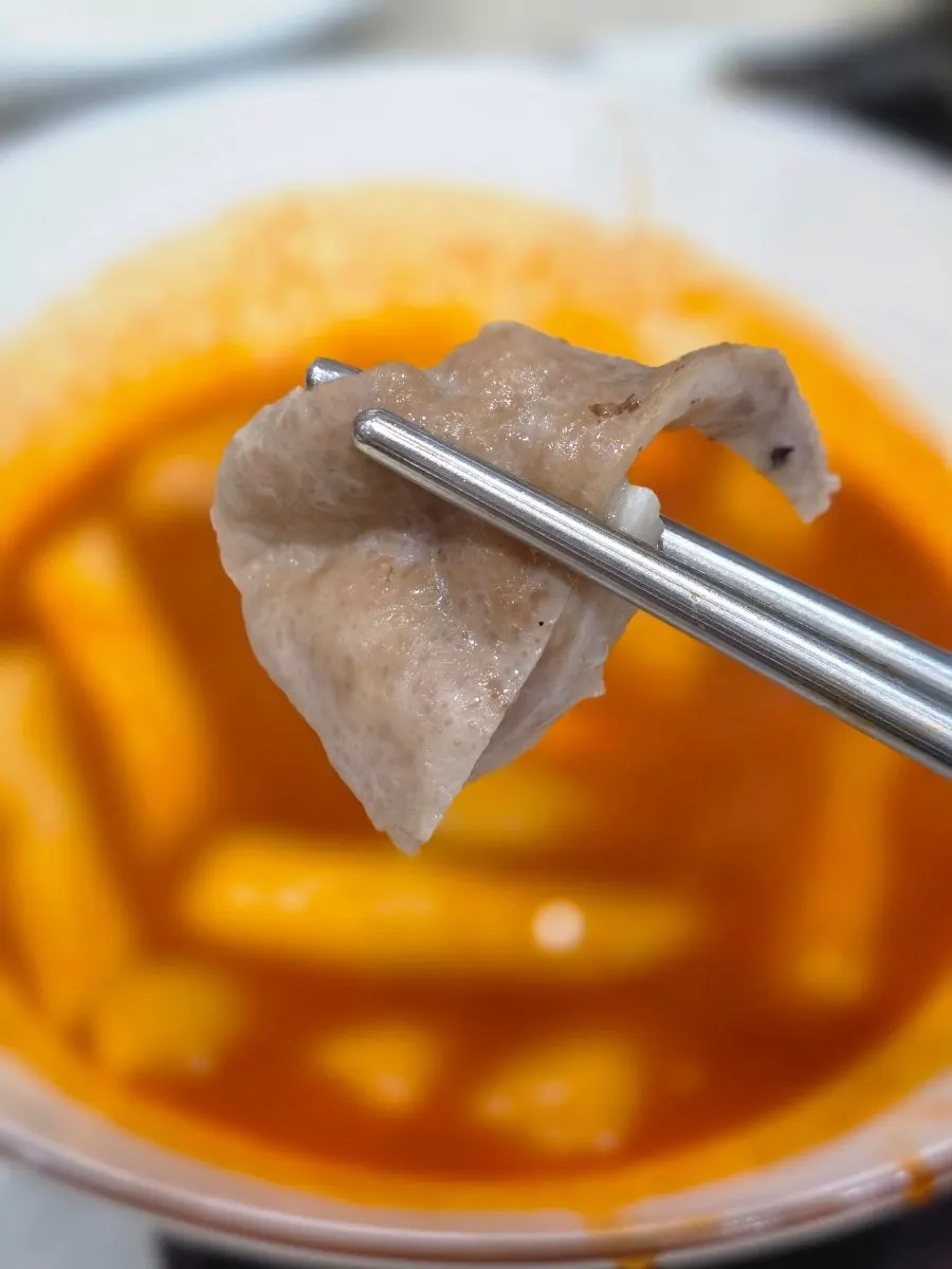 떡볶이 국물에 적셔 먹는 순대