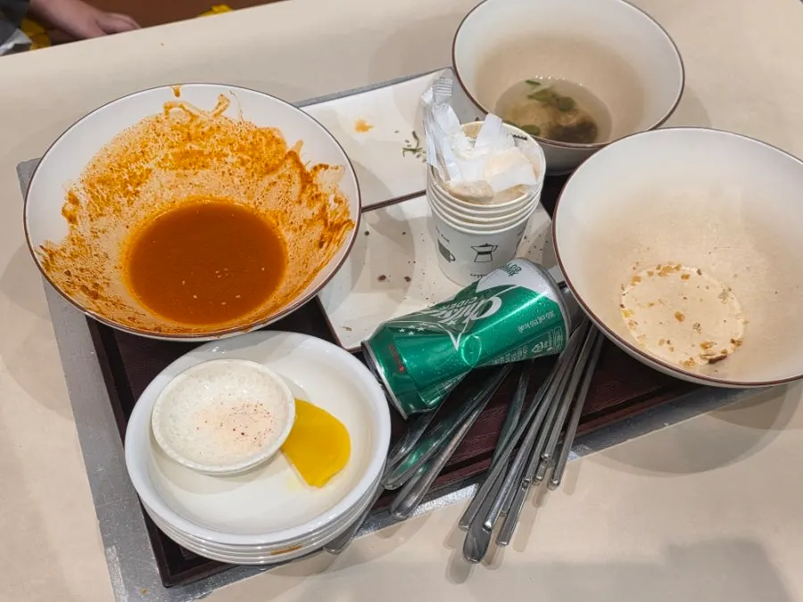 식사를 마친 현선이세트 테이블