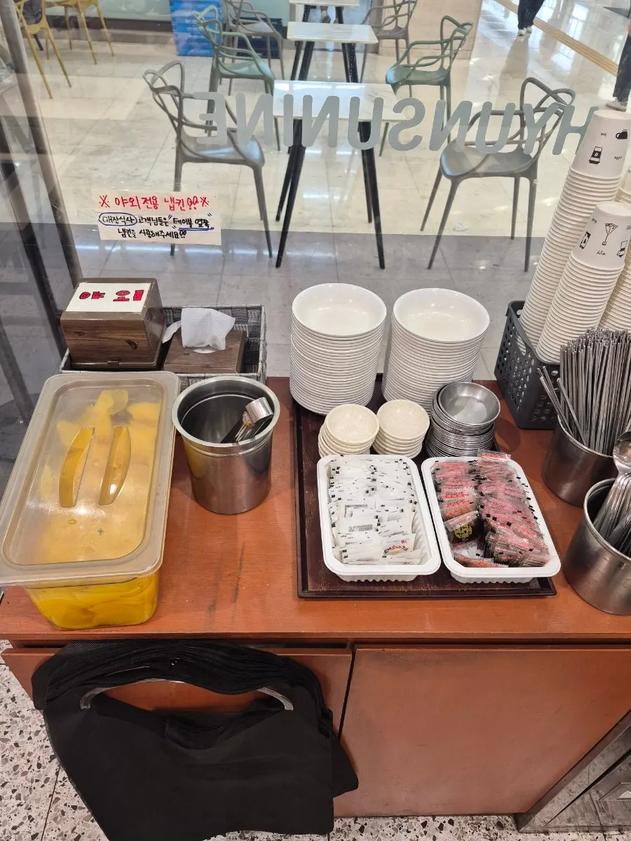 수저와 단무지를 챙기는 셀프바