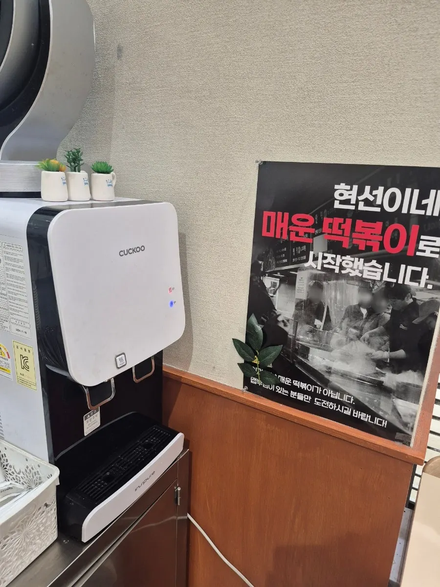 셀프바에서 챙겨온 수저와 단무지 세팅