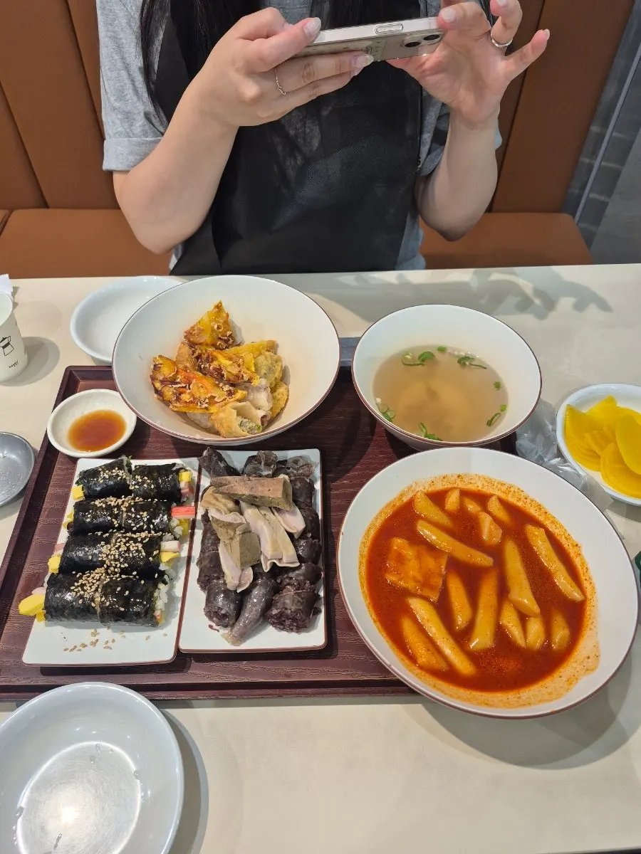 떡볶이 순대 튀김 꼬마김밥으로 구성된 현선이 세트
