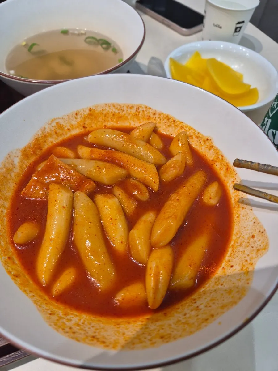 국물이 넉넉한 밀떡 중간맛 떡볶이