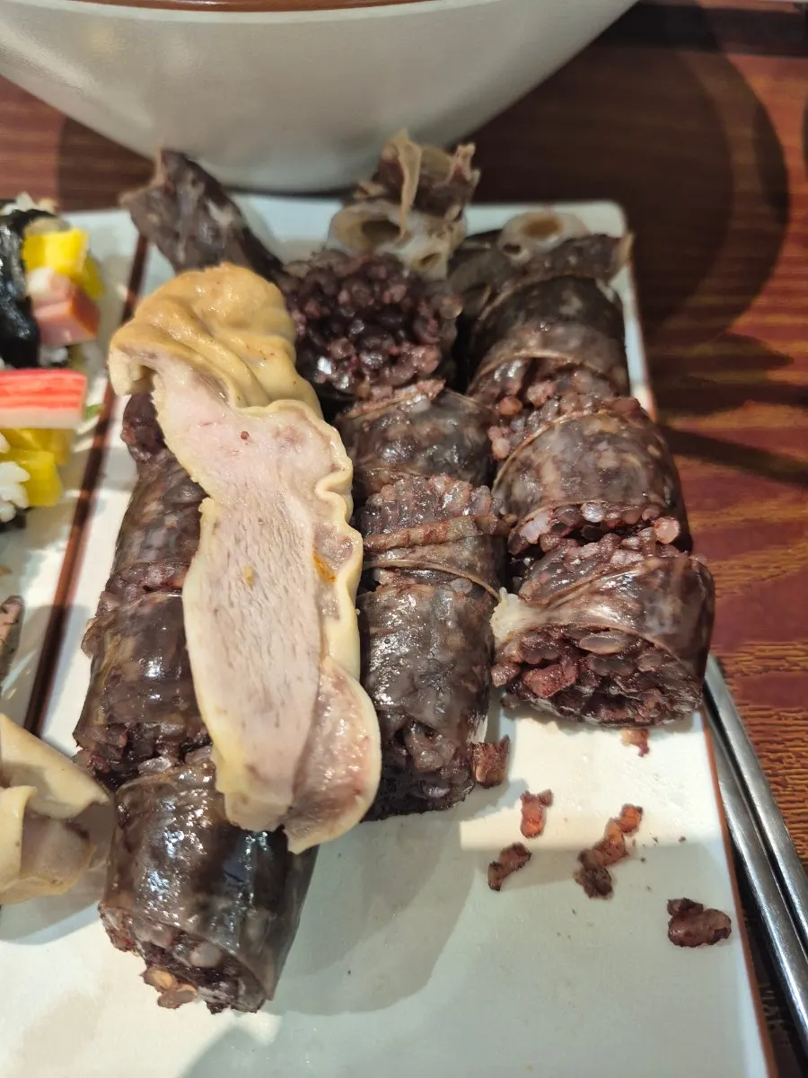 내장이 함께 나온 촉촉한 순대 접시