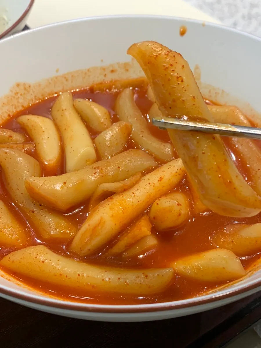 A bite of wheat-flour rice cake tteokbokki
