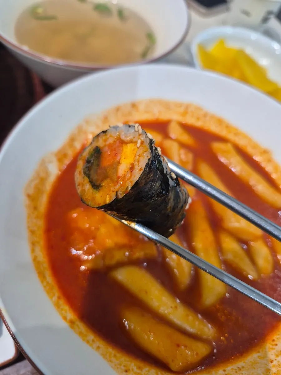 떡볶이 국물에 찍어 먹는 꼬마김밥