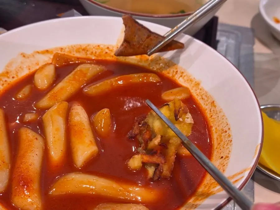 넉넉한 국물에 찍어 먹는 떡볶이