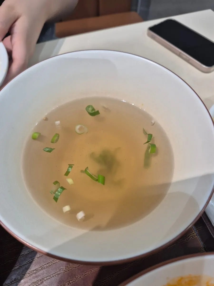 세트와 함께 나온 따뜻한 오뎅국물