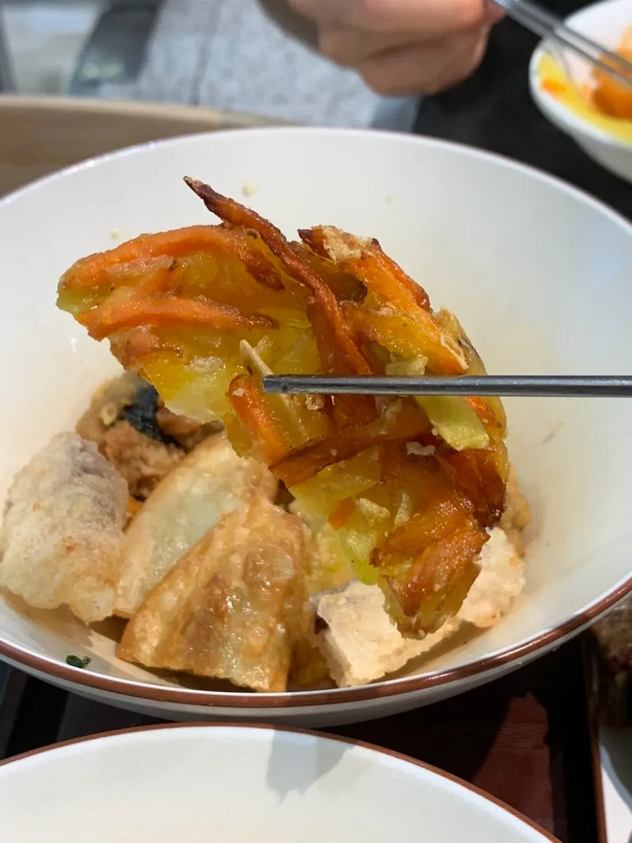 Sundae dipped into tteokbokki broth