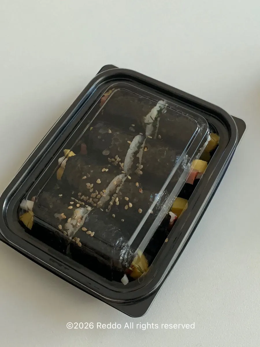 Fried snacks packed with a stacked container to prevent grease seepage