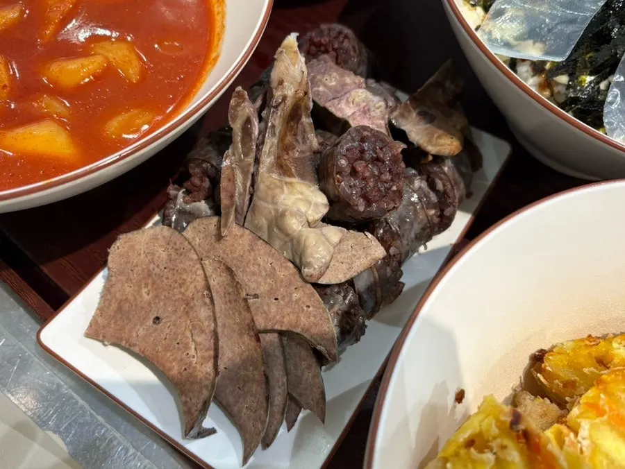 간과 내장이 함께 나온 순대 접시