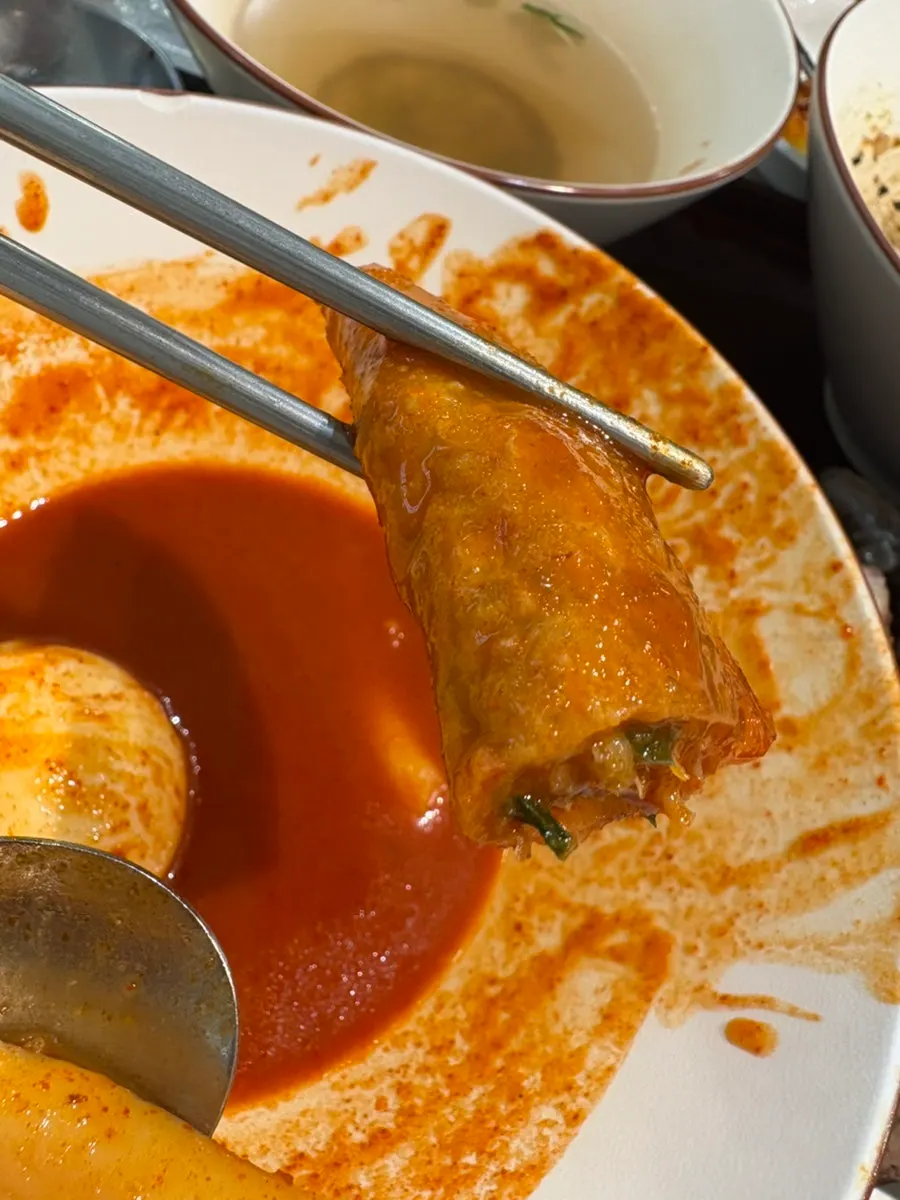떡볶이 국물에 적신 튀김 한 조각