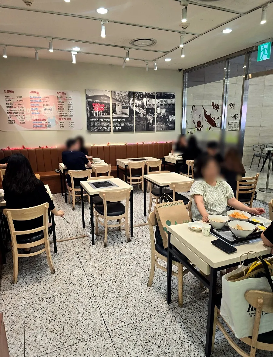 매장 외부 복도에 놓인 테이블석