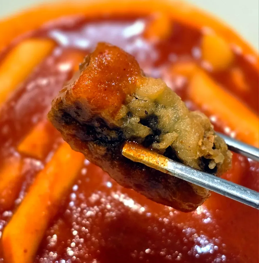 떡과 어묵에 양념이 배어든 떡볶이 클로즈업