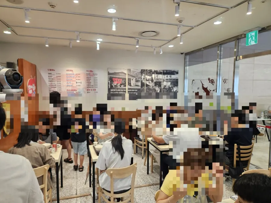 포장마차 시절 흑백 사진이 걸린 벽면