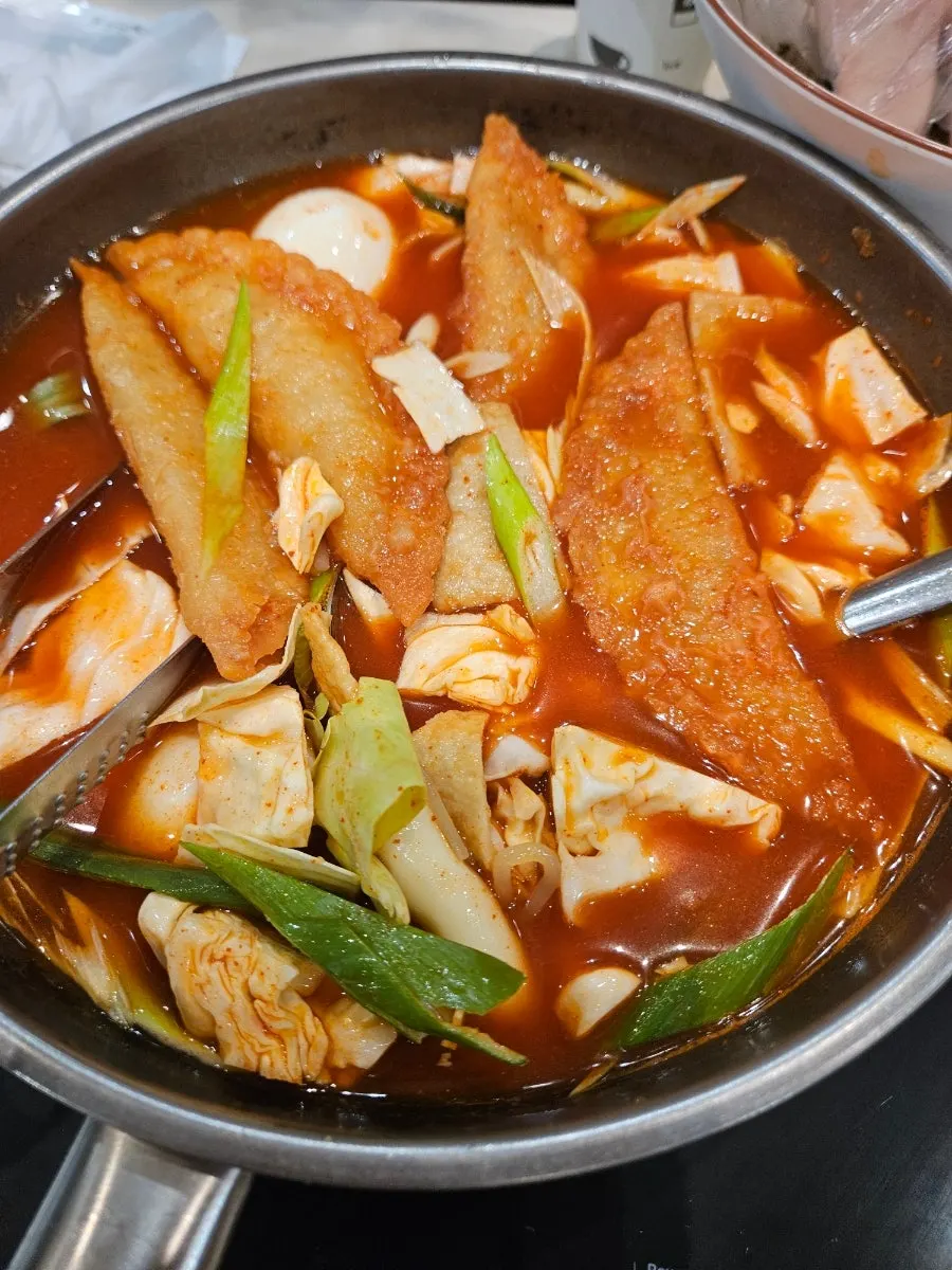 인덕션 위에서 끓고 있는 즉석떡볶이