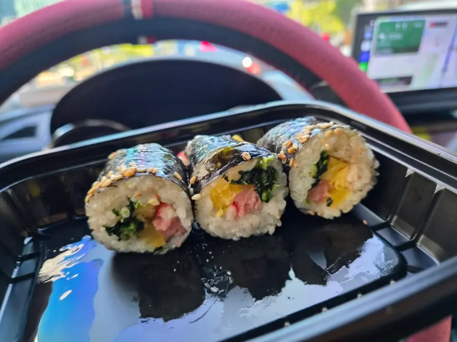 Hyeonseonine mini gimbap eaten in the car