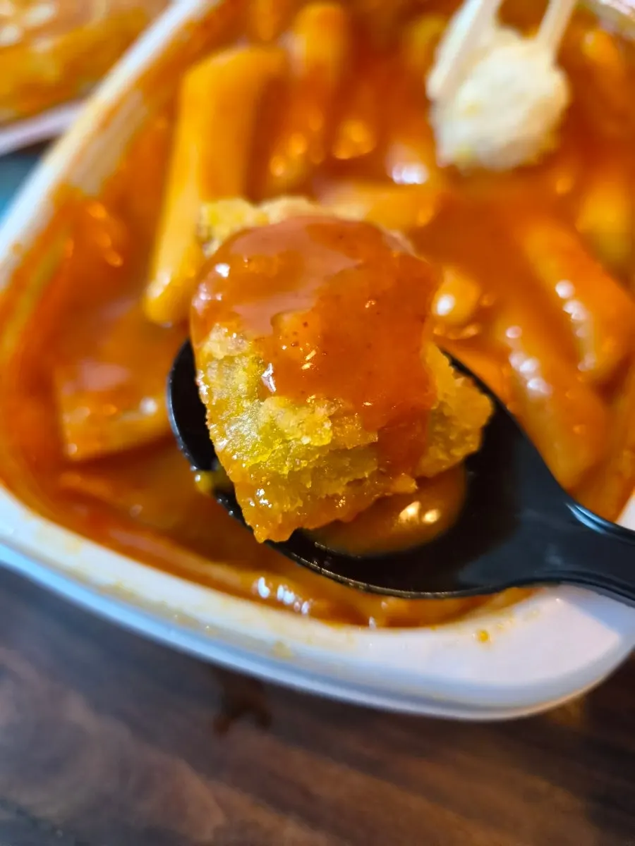 Thick, rich sauce of the Hyeonseonine tteokbokki