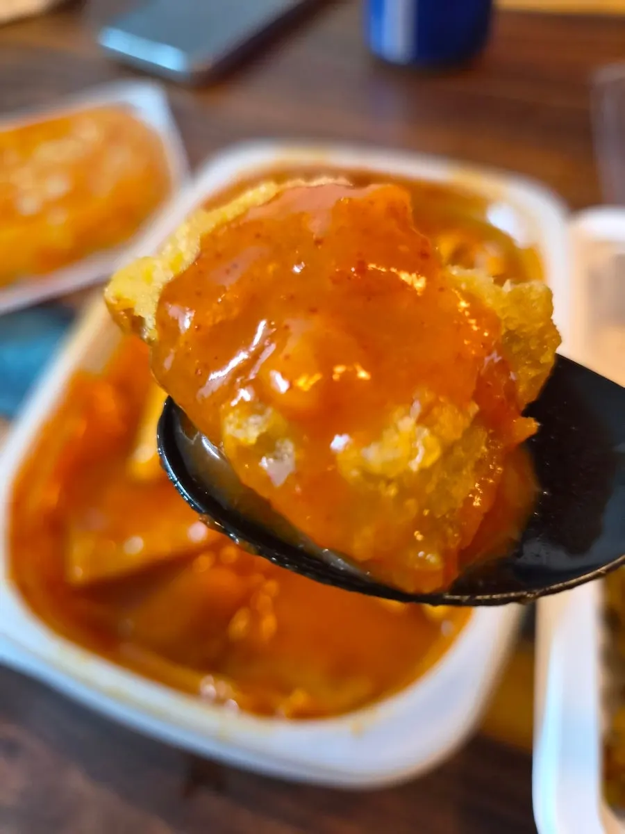 Picking up a rice cake from the tteokbokki