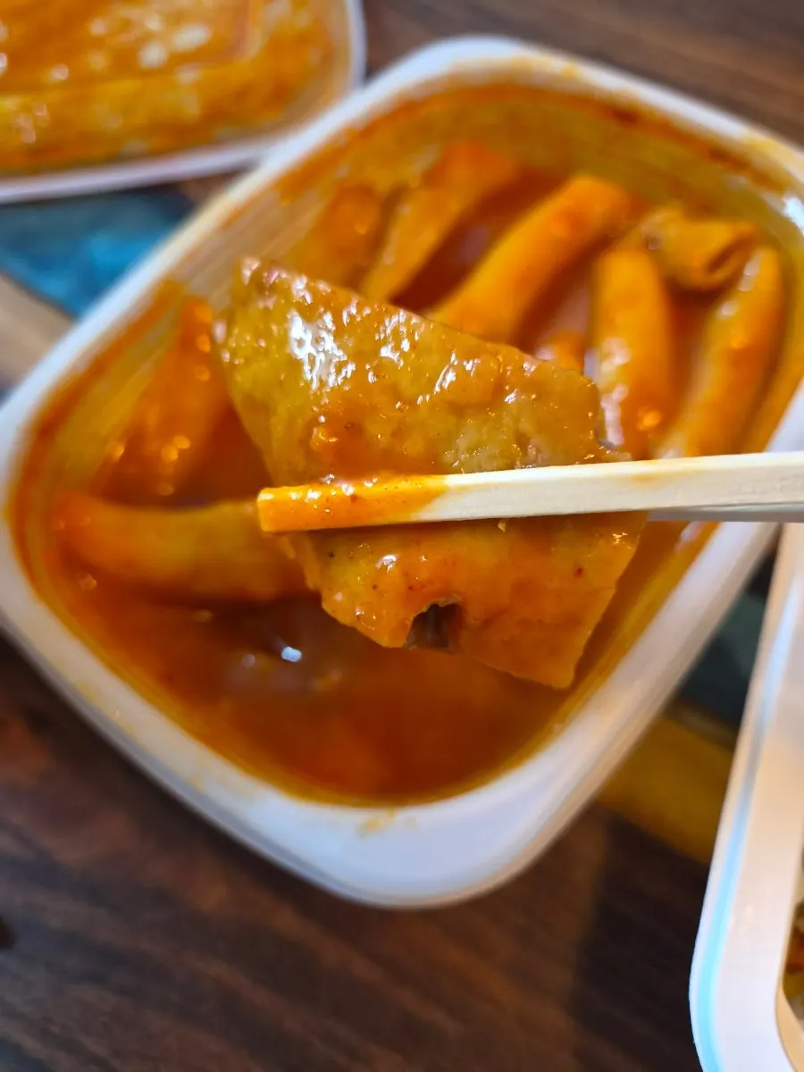 Sundae and tteokbokki plated together