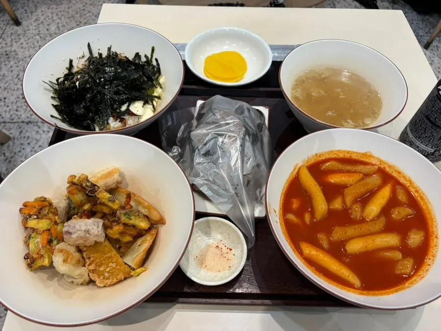 Sesame-scented rice ball served as a substitute for sold-out gimbap