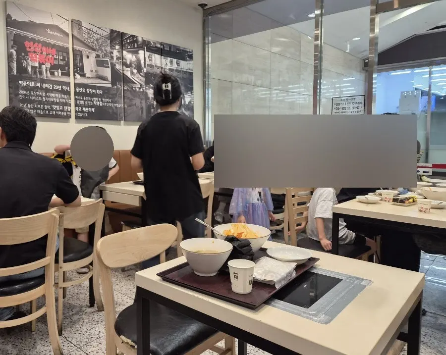 2인·4인 테이블이 놓인 현선이네 IFC몰점 실내