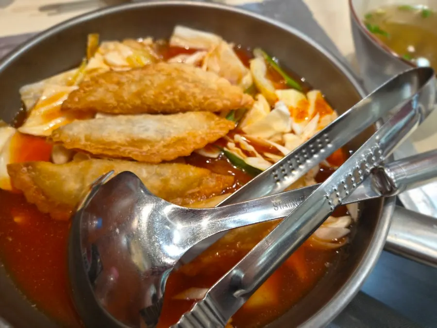 단무지와 앞접시, 식기를 챙긴 셀프바 구성