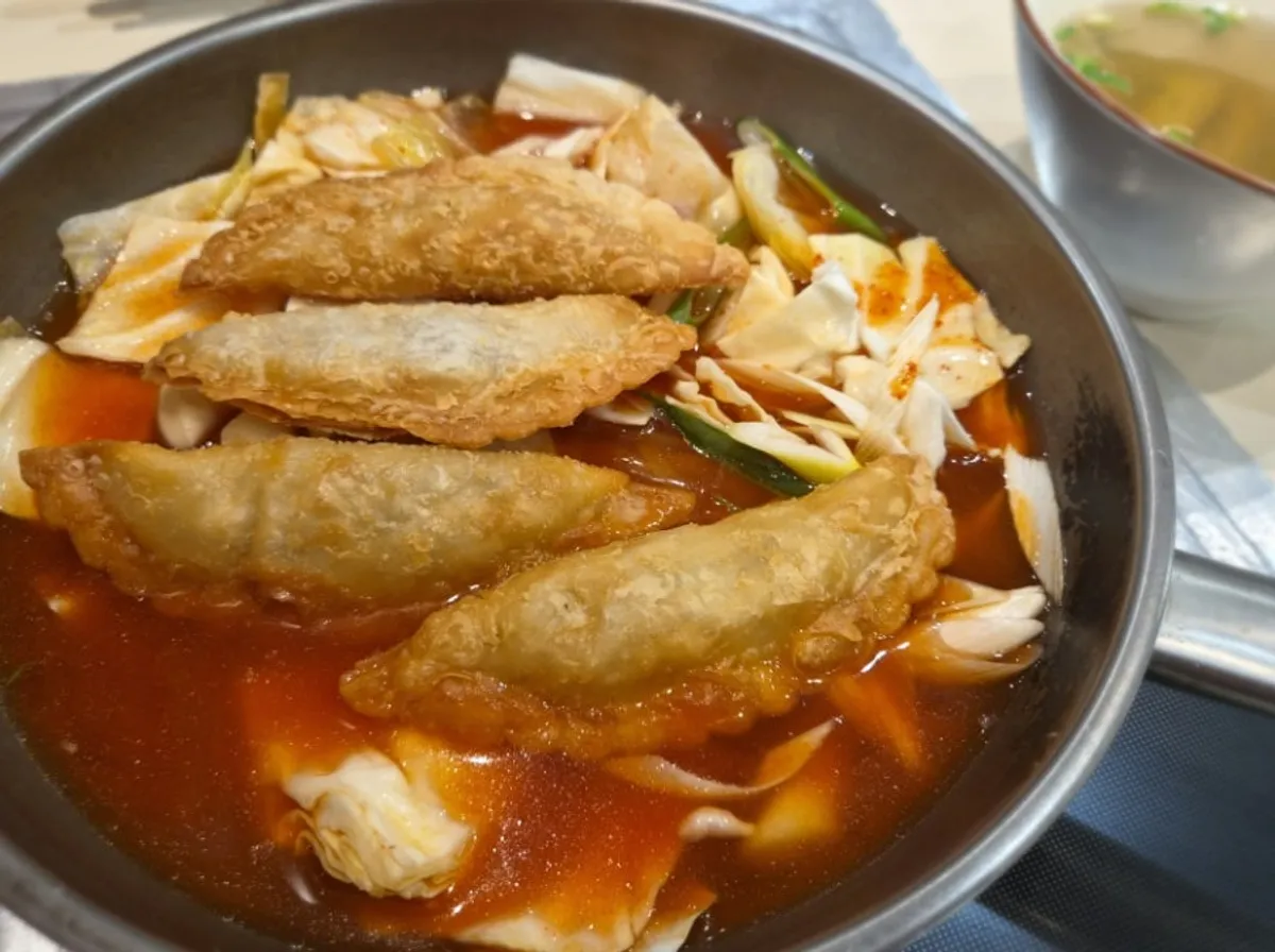 재료가 가득 담겨 나온 즉석떡볶이 냄비