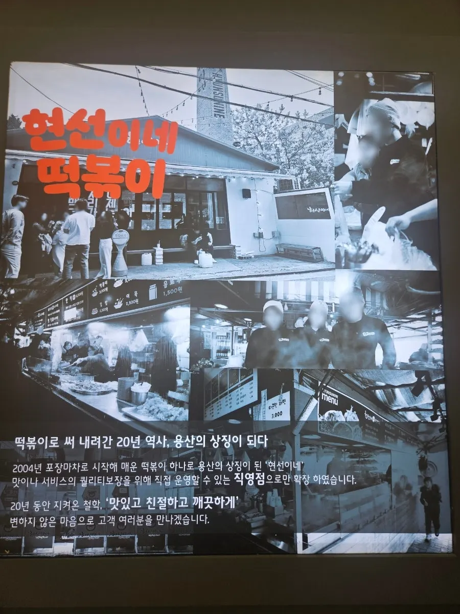 여의도역에서 IFC몰로 이어지는 통로와 매장 입구
