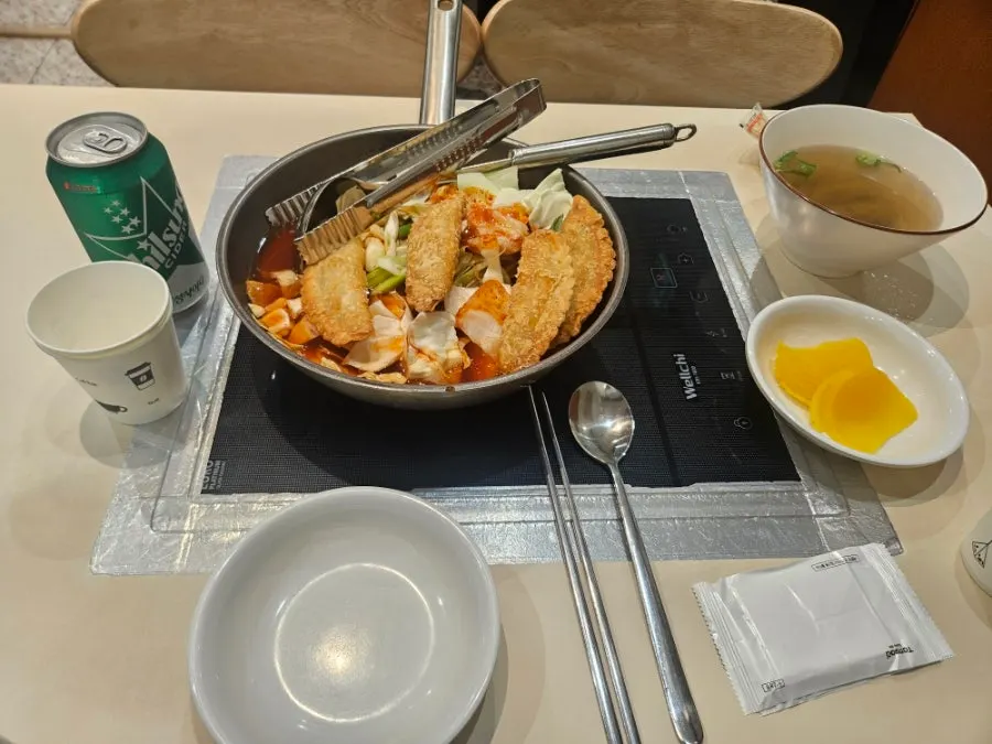 떡볶이 오뎅 야채 쫄면 야끼만두 삶은 계란 구성