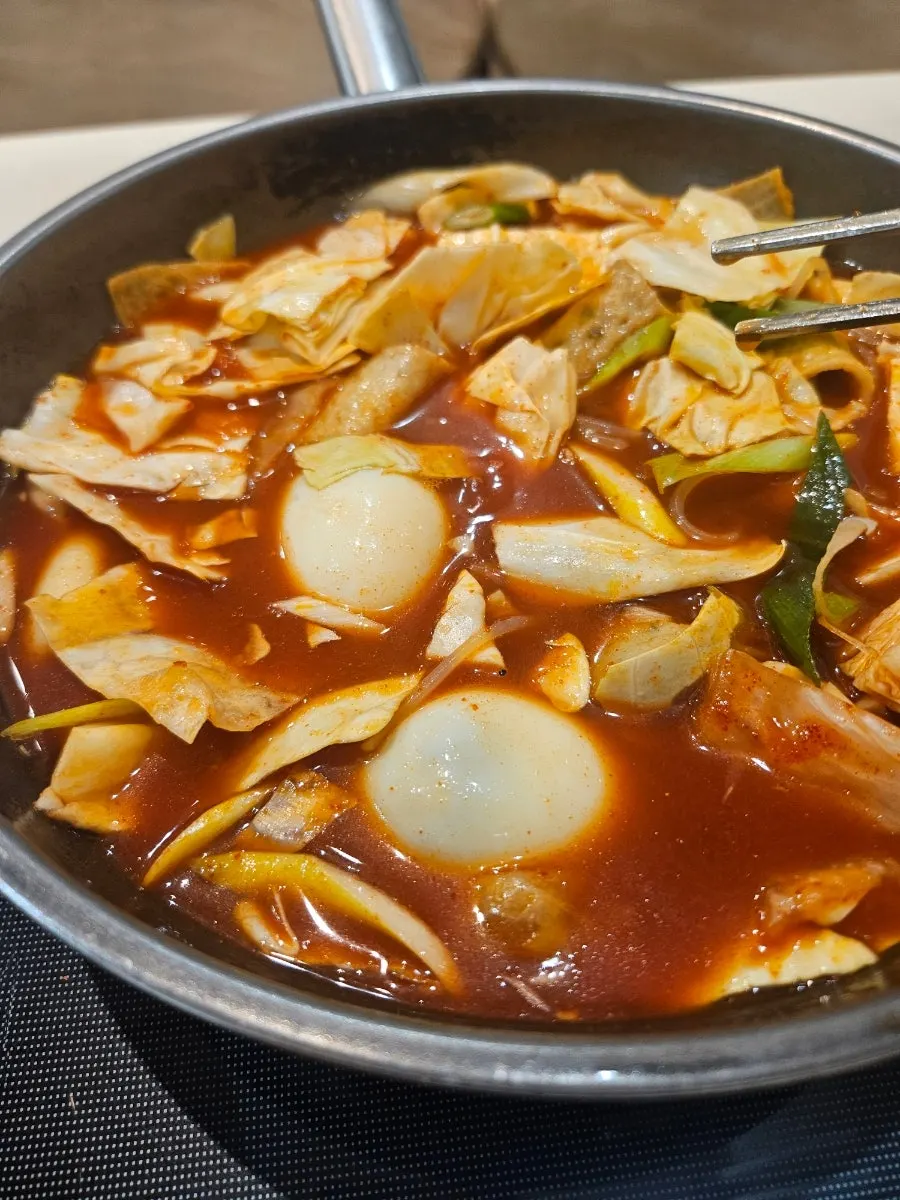테이블에서 끓기 시작한 즉석떡볶이