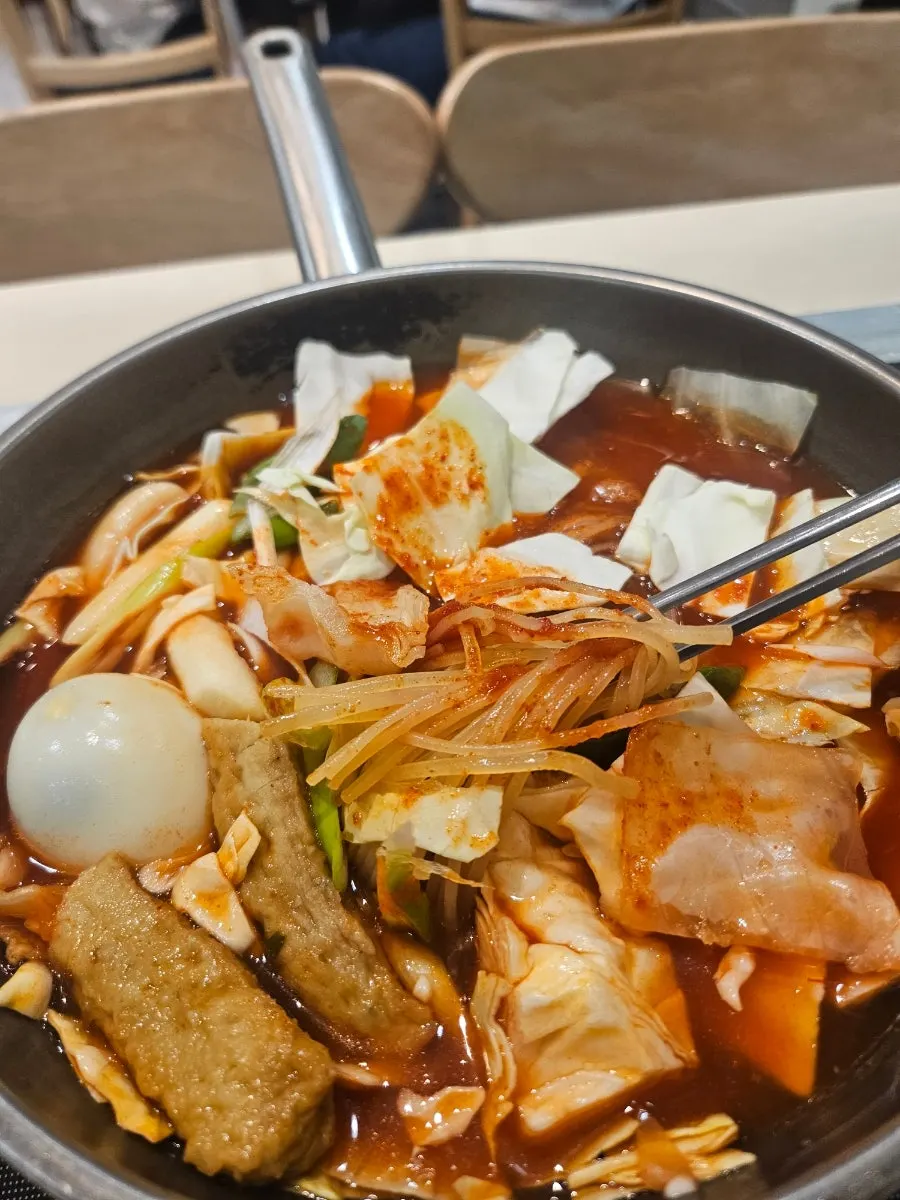 국물이 넉넉한 초반 떡볶이 냄비