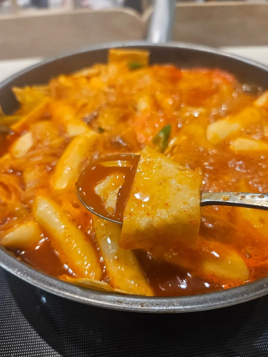 쫄면 사리를 건져 올린 모습
