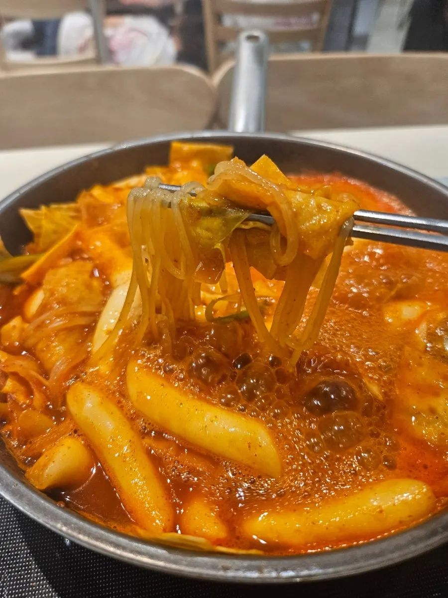 떡볶이 국물과 함께 먹는 삶은 계란