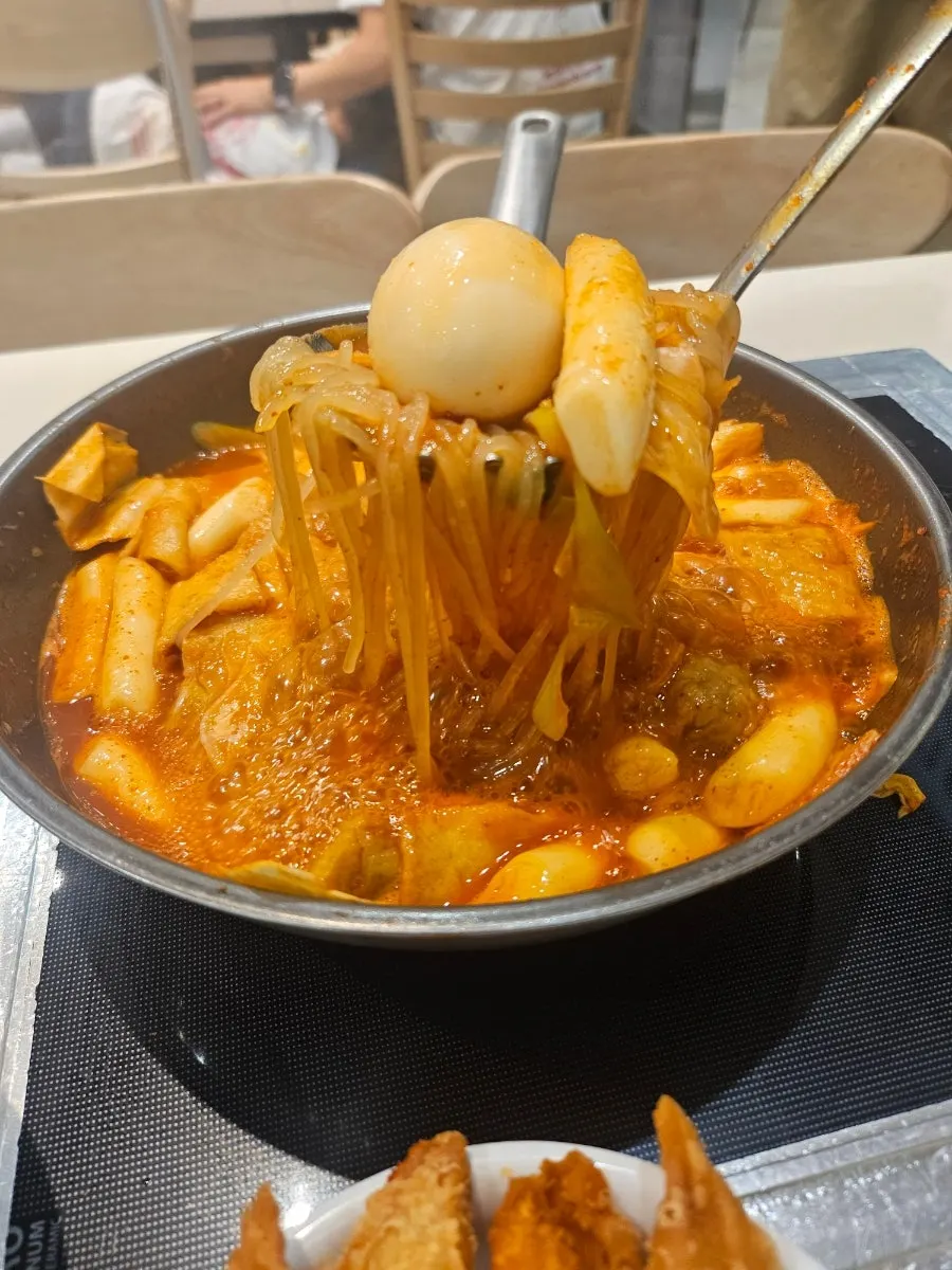 오뎅과 야채가 함께 익은 떡볶이