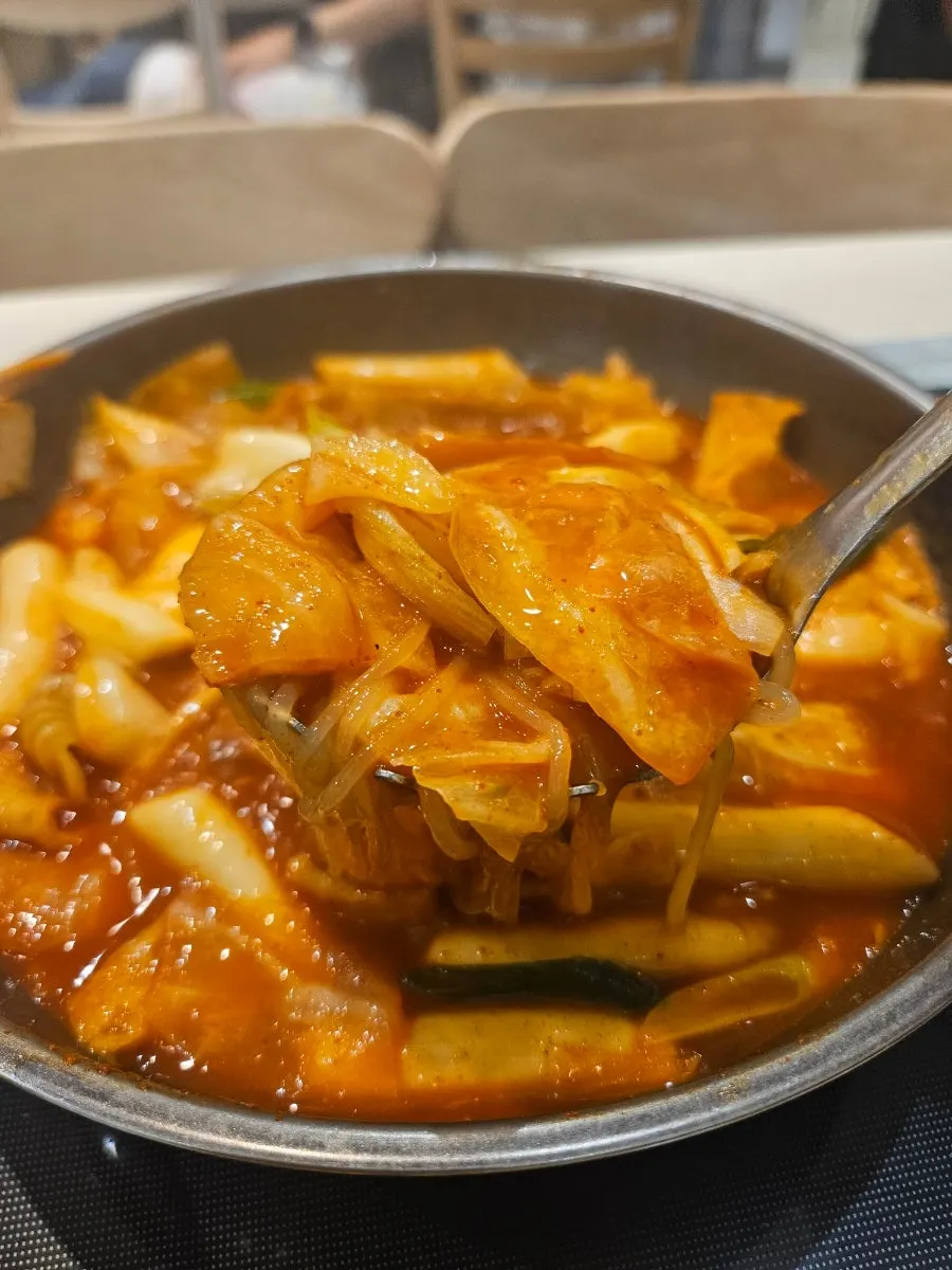 양념이 진해진 떡과 쫄면