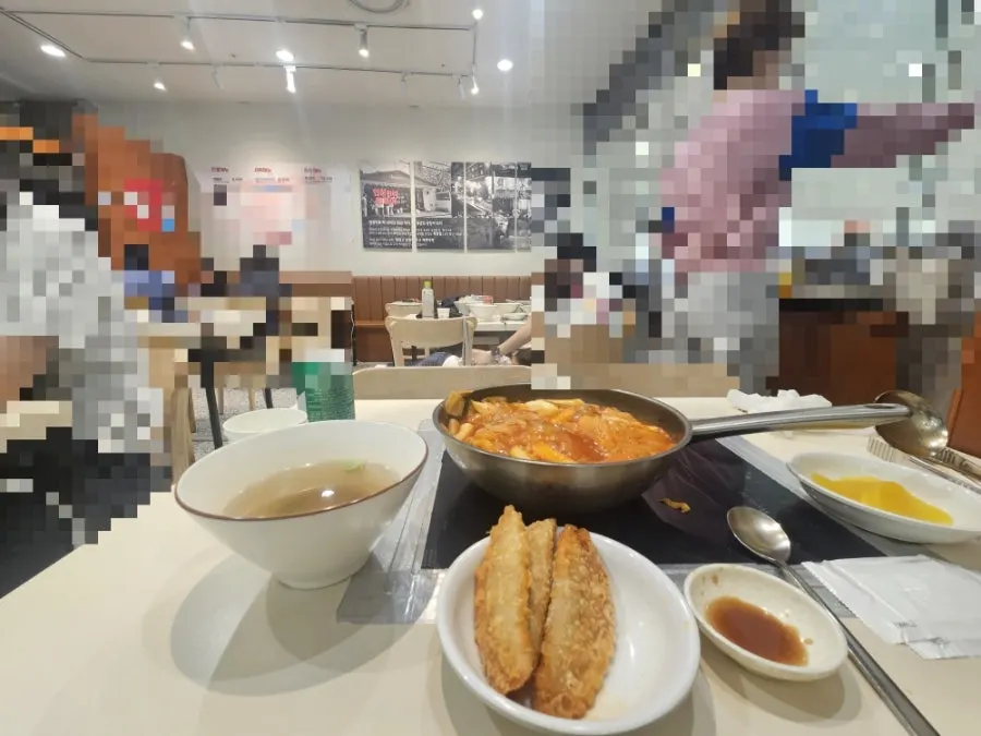 식사를 마친 현선이네 테이블