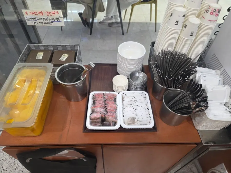 물컵과 수저, 단무지가 준비된 셀프바