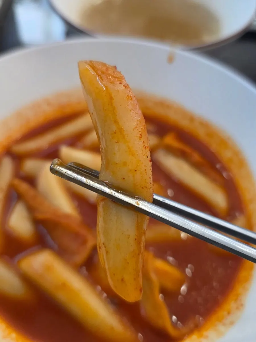 쫄깃한 떡이 보이는 현선이네 순한맛 떡볶이