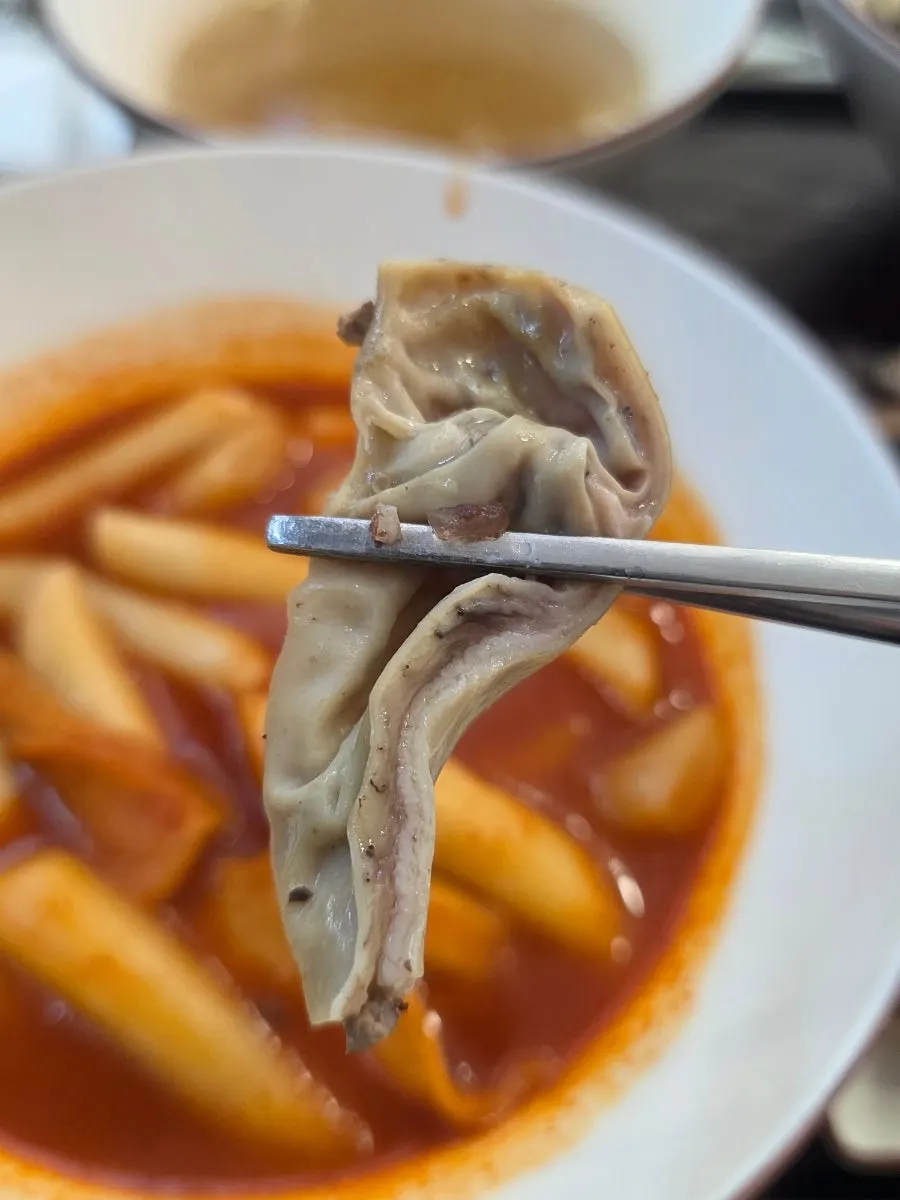 순대 모둠을 집어 든 모습