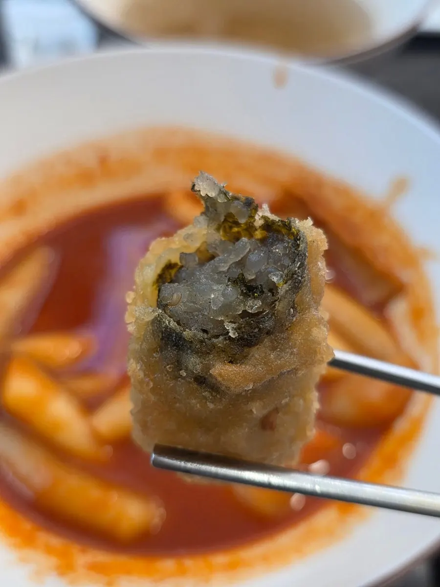 떡볶이 국물에 찍은 튀김