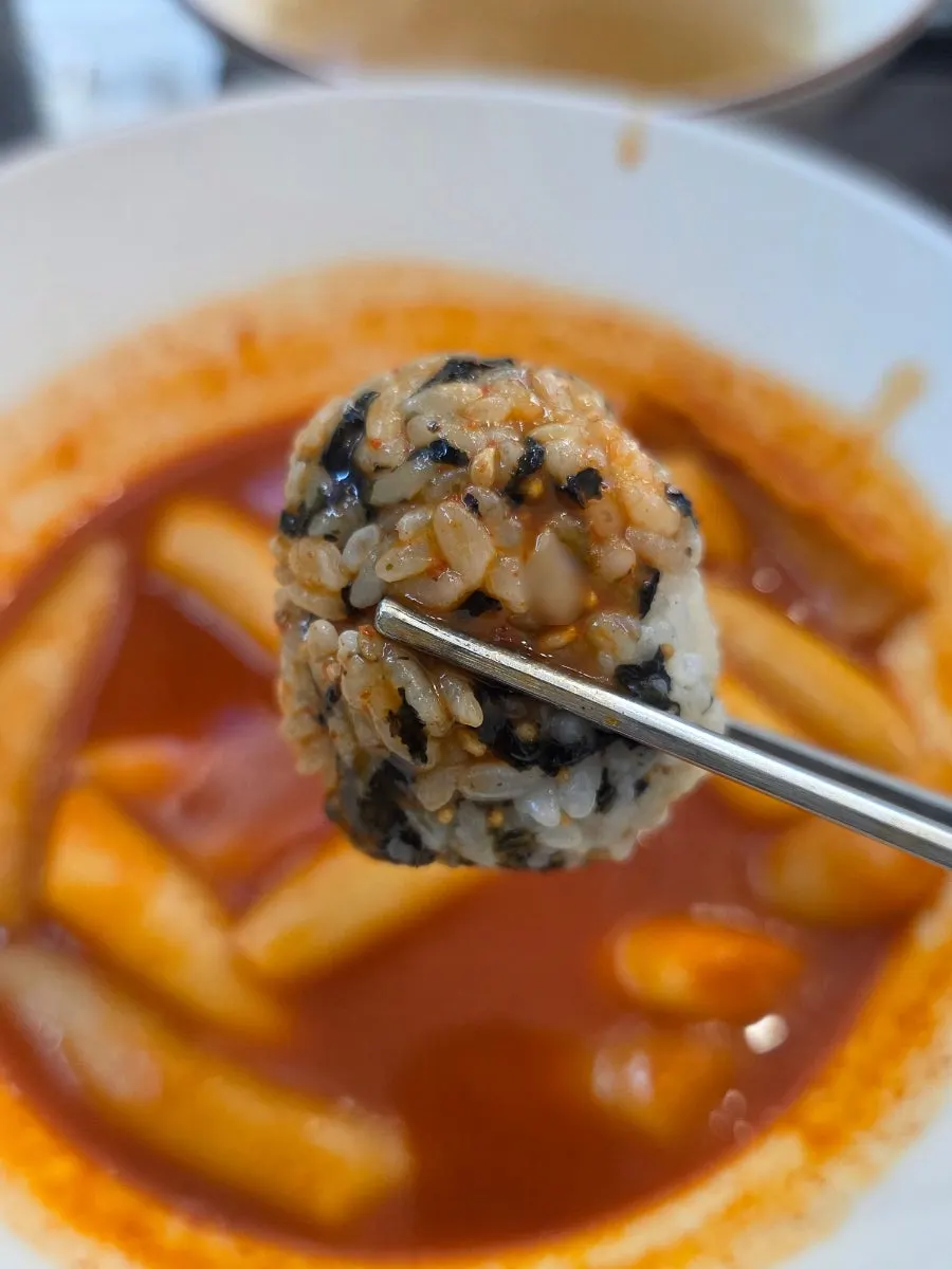 떡볶이 국물에 찍어 먹는 주먹밥