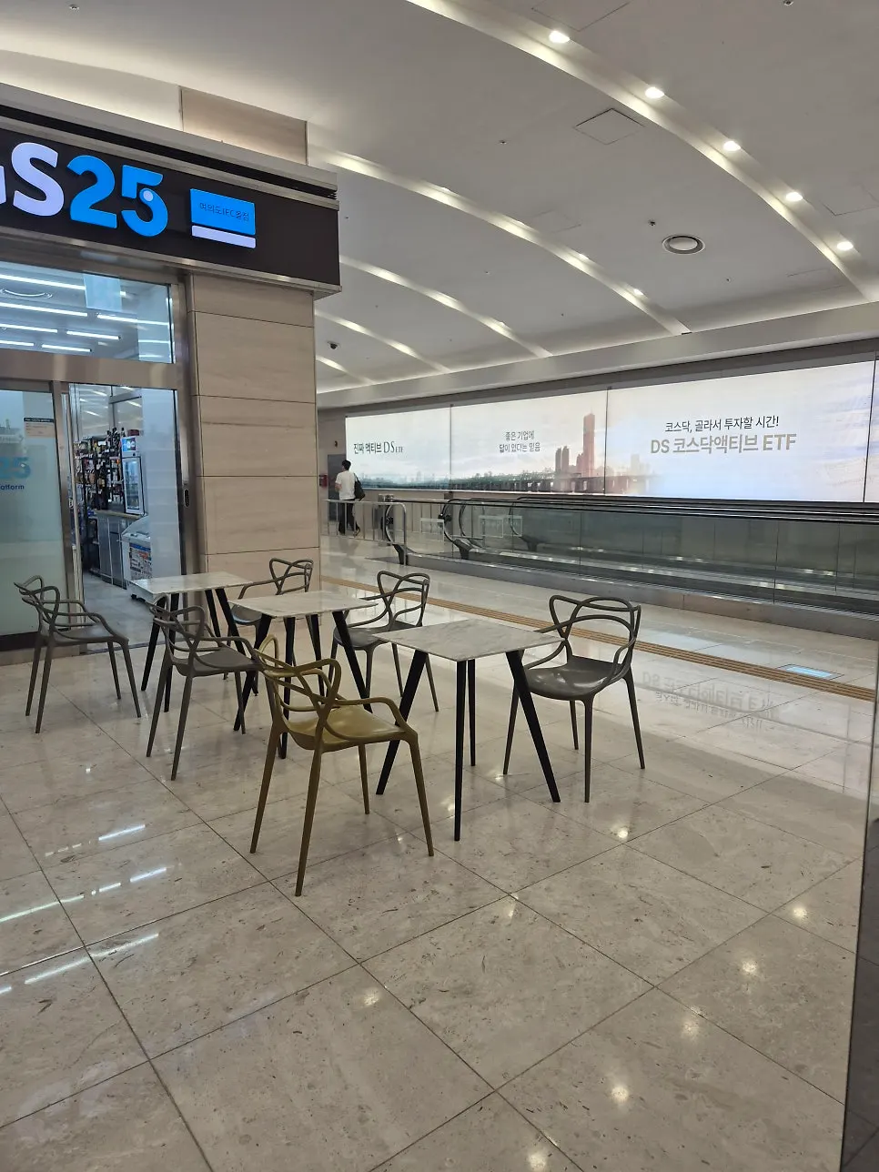 Outdoor tables of Hyeonseonine seen from the IFC Mall corridor
