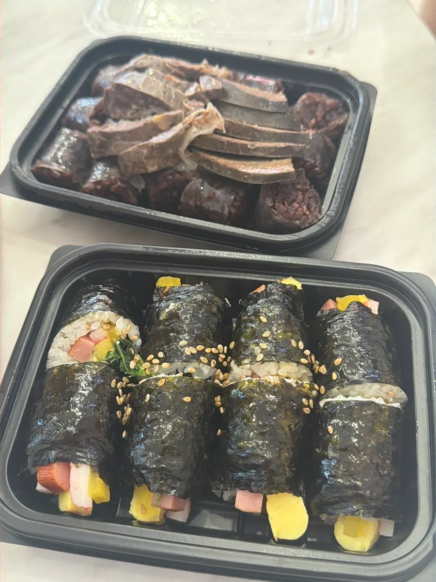 떡볶이 한입 집어 올린 모습