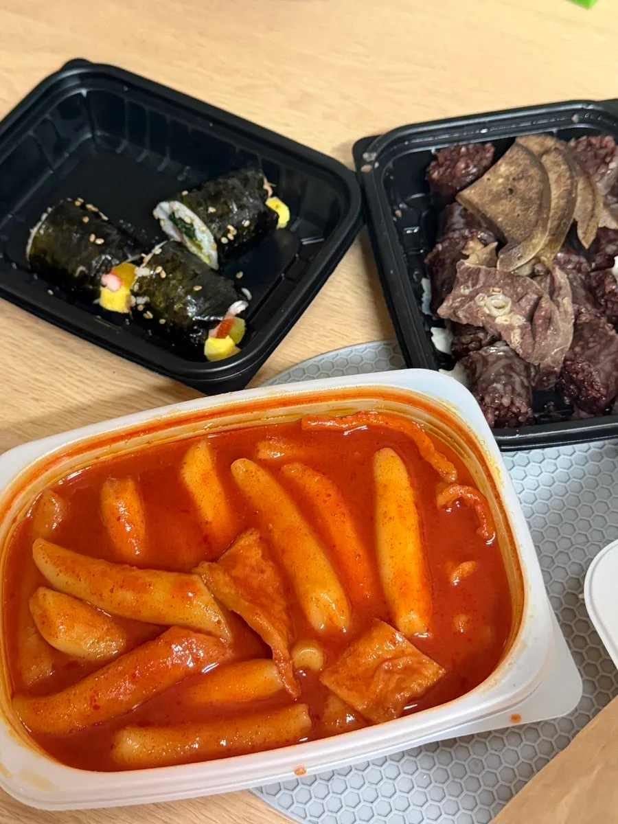 현선이네 분식 세트 테이블 전경
