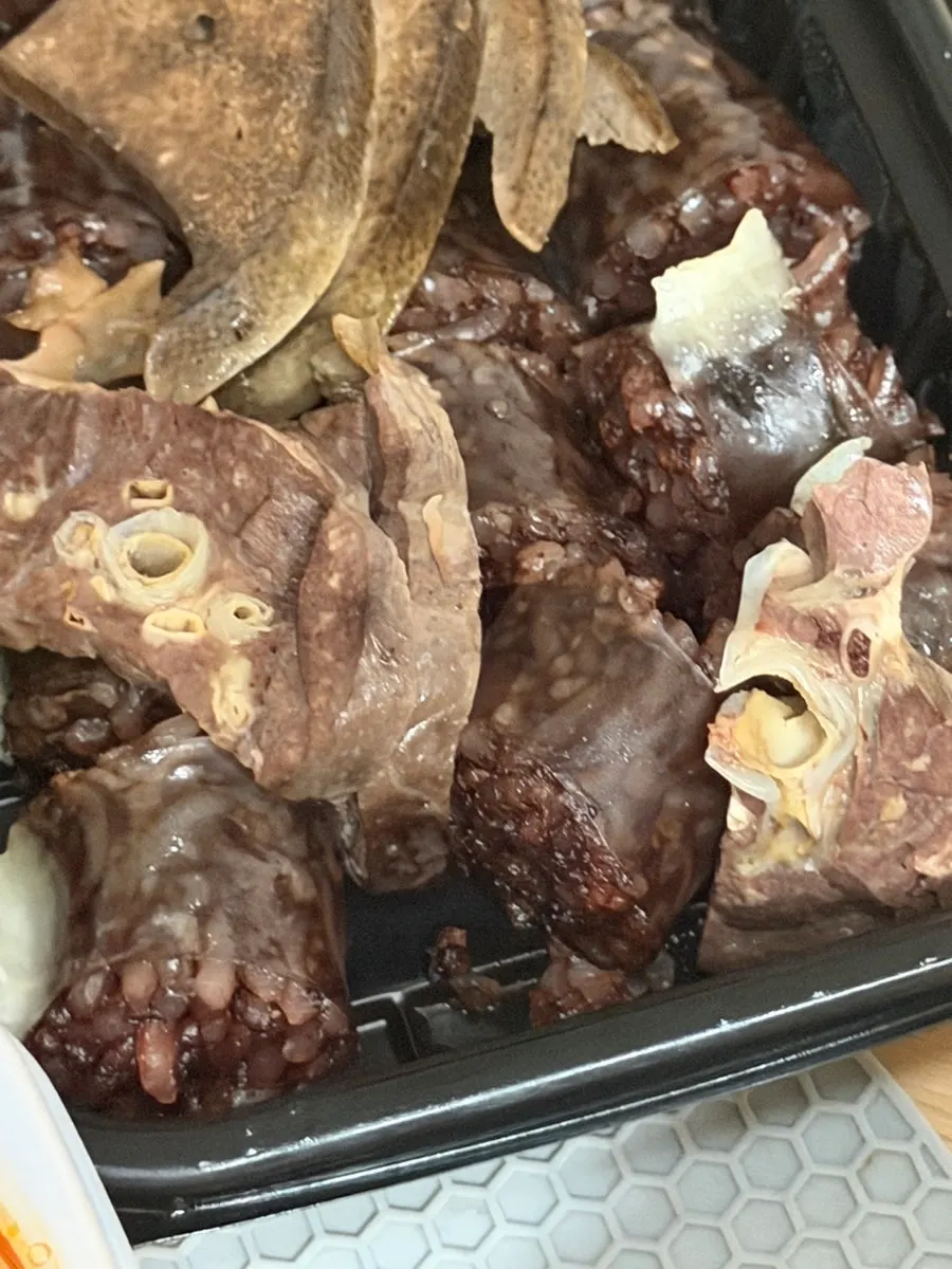 매콤한 양념이 묻은 떡볶이 떡