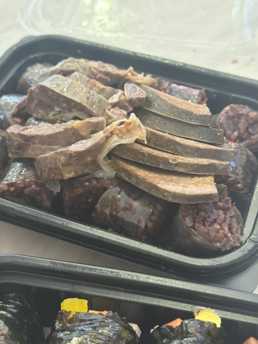 거의 비워진 떡볶이 접시