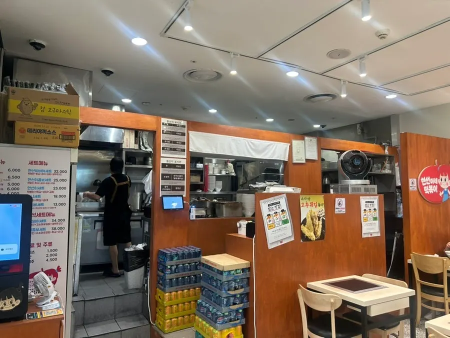 Outdoor tables and chairs at Hyeonseonine IFC Mall Branch
